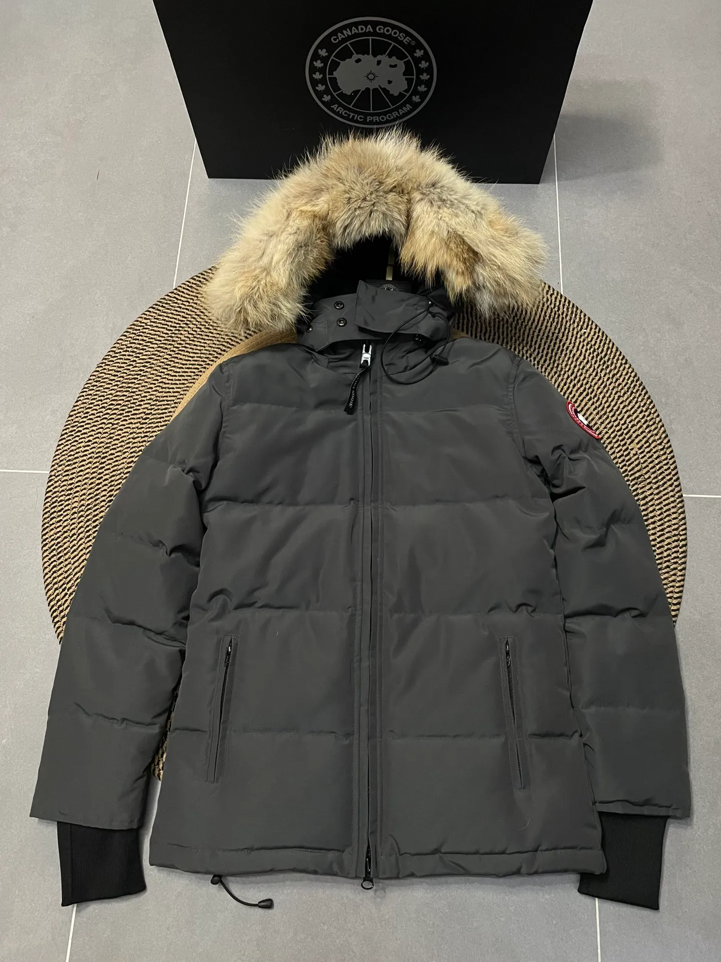 P880 Gray Canadian CANADA GOOES 04/Female model. The Arctic and Antarctic scientific expedition teams and others choose Canada Goose as their cold-proof equipment. They are the Rolls-Royce of down jackets.  ➖ Industry-leading anti-counterfeiting chip sensing.  ➖ Imported Behringer embroidery machines and customized embroidery labels, the highest level and industry leading.  ➖ Imported Korean 21-count polyester-cotton blended original fabric, TC85 waterproof coated fabric, water-repellent, windproof and wear-resistant.  ➖ The new national standard 80 white duck down is filled with an average of 520 grams of down. The amount of down filled is industry-leading.  ➖ 100% nylon lining with double double-layer sealing design to prevent velvet running, and seamless thread design on the cuffs!  ➖ Western Canadian Green Wolf Collar.  ➖ Yoshida YKK provides original factory-customized electroplated sliders. YKK two-way lockable zippers are tight and smooth and do not peel off paint.  ➖ 3M composite Velcro is durable and the accessories and hardware are all custom-made. Only for the purest goose, the most dedicated, the most professional, the highest quality, the highest cost performance!    SIZE:XS-XXL